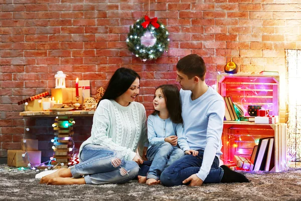 Famiglia felice nella stanza decorata di Natale — Foto Stock