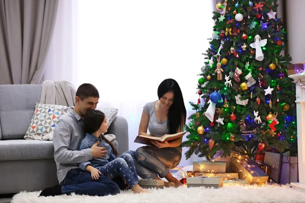 クリスマスの装飾が施された部屋で贈り物と幸せな家庭 — ストック写真
