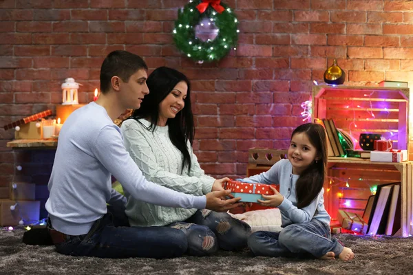 Los padres regalan a la hija en la habitación decorada de Navidad —  Fotos de Stock