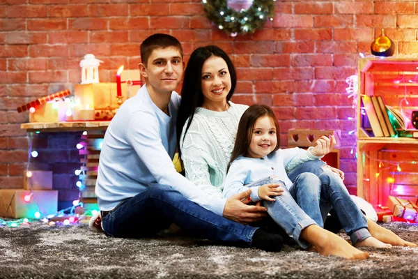 Famiglia felice nella stanza decorata di Natale — Foto Stock