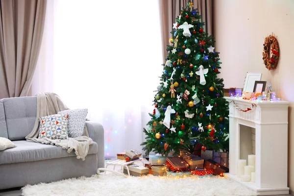 Zimmer mit Weihnachtsbaum dekoriert — Stockfoto