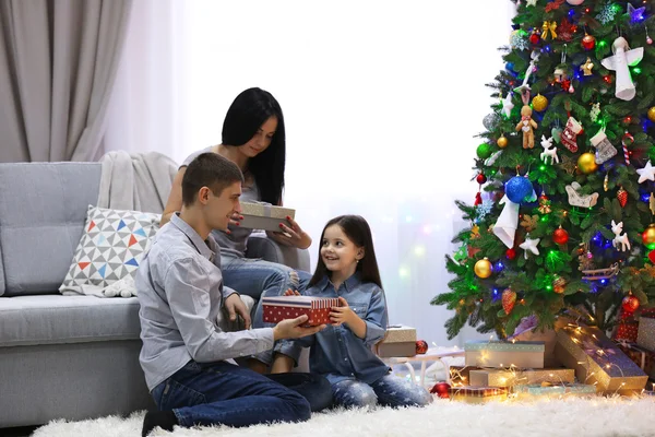 Famiglia felice con regali nella stanza decorata di Natale — Foto Stock