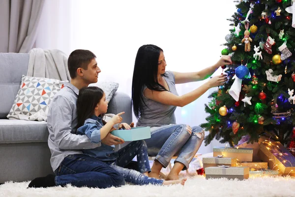 Lycklig familj med gåvor i den inredda jul rum — Stockfoto
