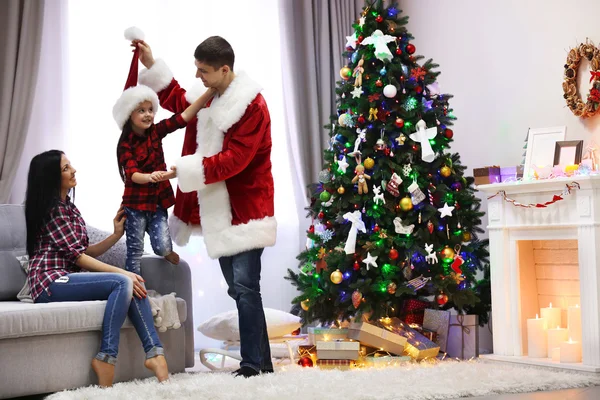 Glückliche Familie hat Spaß im geschmückten Weihnachtszimmer — Stockfoto