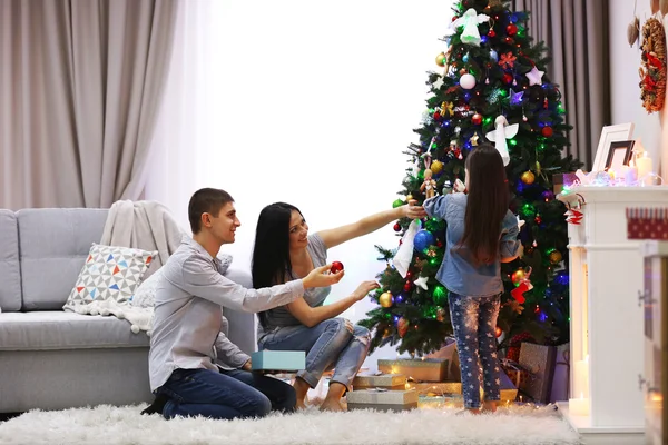 Felice famiglia decorazione albero di Natale in camera — Foto Stock
