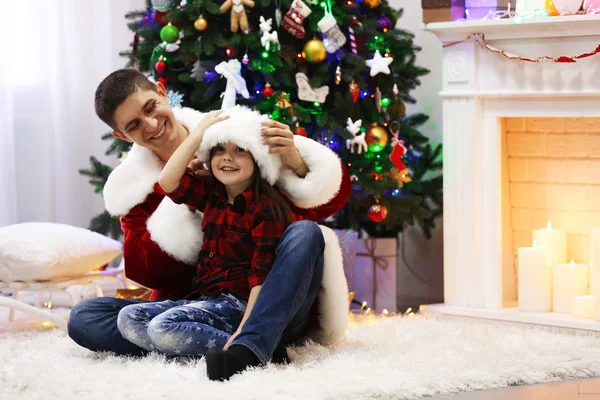 Buon padre e figlia si divertono nella stanza decorata di Natale — Foto Stock