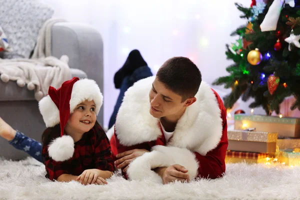 快乐的父亲和女儿在装饰圣诞房间的地板上 — 图库照片