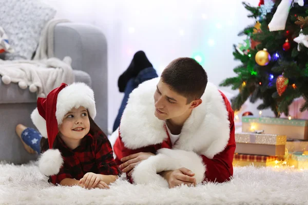 Feliz padre e hija en el suelo en la habitación de Navidad decorada — Foto de Stock