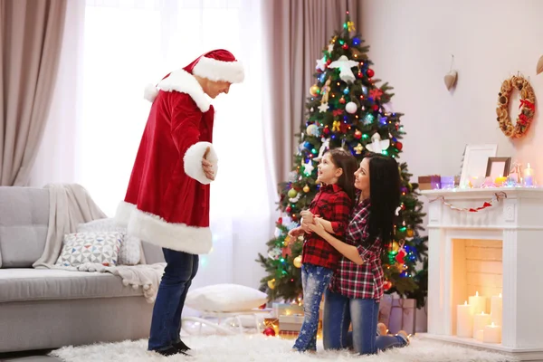 Szczęśliwa rodzina zabawy w sali urządzone Boże Narodzenie — Zdjęcie stockowe