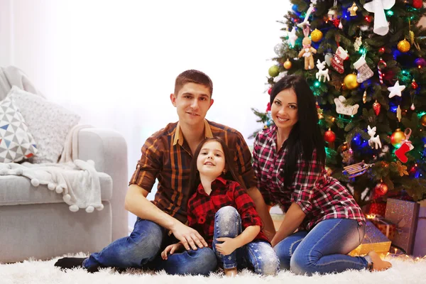 Família feliz na sala de Natal decorada — Fotografia de Stock