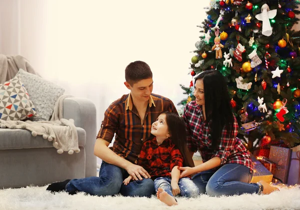 Famiglia felice nella stanza decorata di Natale — Foto Stock