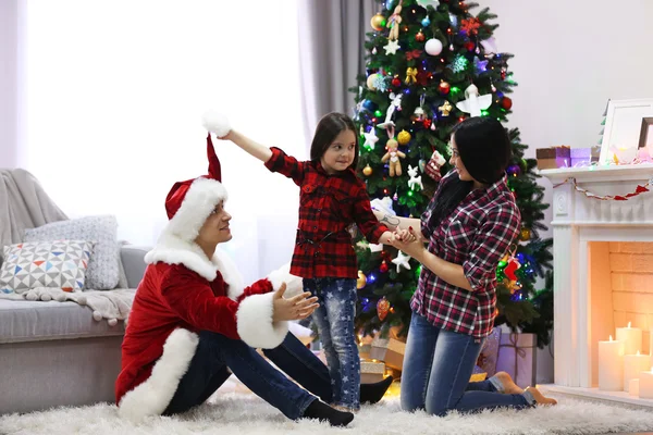 Gelukkige familie plezier hebben in de ingerichte kamer voor Kerstmis — Stockfoto