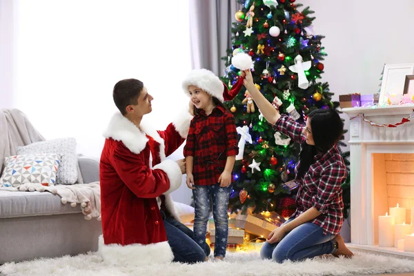Glückliche Familie hat Spaß im geschmückten Weihnachtszimmer — Stockfoto