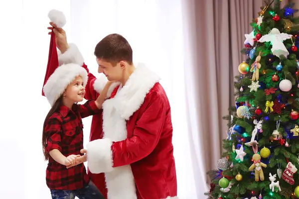 Buon padre e figlia si divertono nella stanza decorata di Natale — Foto Stock
