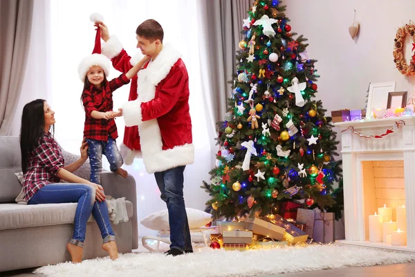 Lyckliga familjen ha roligt i den inredda jul rum — Stockfoto