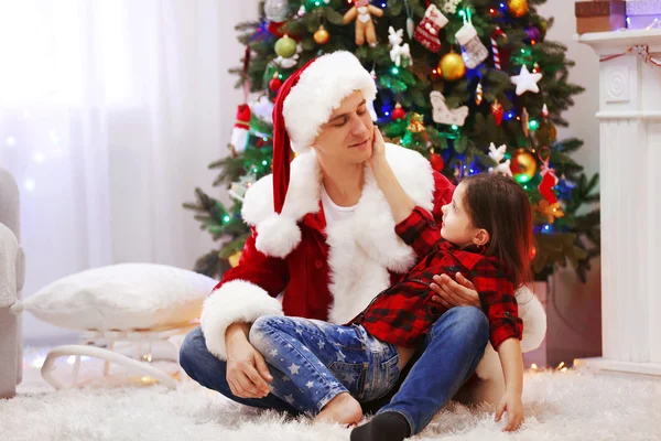 Feliz padre e hija se divierten en la habitación decorada de Navidad — Foto de Stock