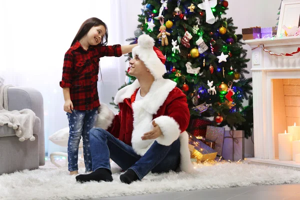 Feliz padre e hija se divierten en la habitación decorada de Navidad — Foto de Stock