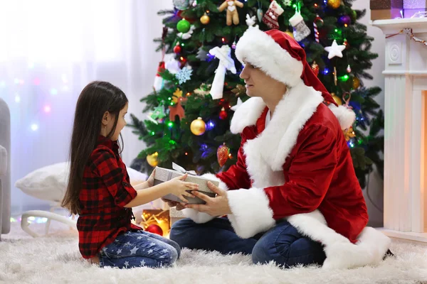 快乐的父亲和女儿在装饰圣诞房间有乐趣 — 图库照片