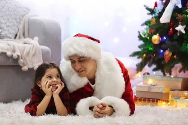 Feliz padre e hija en el suelo en la habitación de Navidad decorada — Foto de Stock