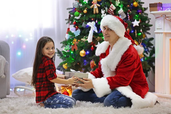 Šťastný otec a dcera se bavit v zdobené vánoční pokoj — Stock fotografie