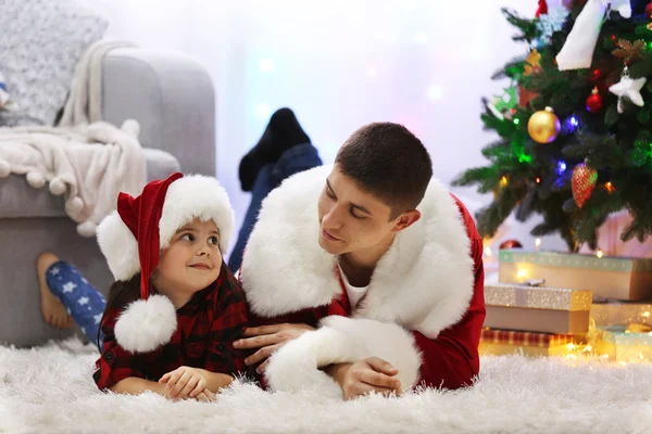 Feliz padre e hija en el suelo en la habitación de Navidad decorada — Foto de Stock