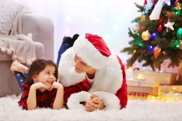 Feliz padre e hija en el suelo en la habitación de Navidad decorada — Foto de Stock