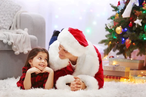 Gelukkig vader en dochter op de vloer in de ingerichte kamer voor Kerstmis — Stockfoto