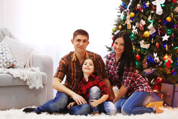 Familia feliz en la sala de Navidad decorada — Foto de Stock