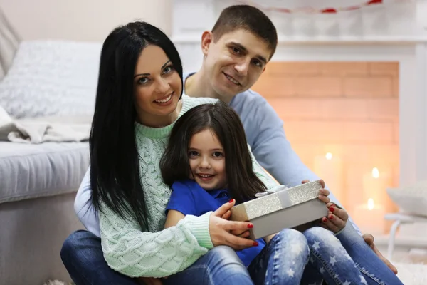 Familia feliz en el suelo con regalos en la habitación de Navidad decorada, de cerca — Foto de Stock