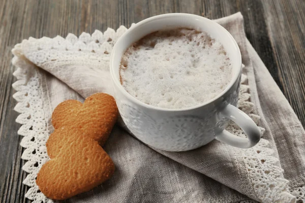 Copo de cacau quente com biscoitos em forma de coração no serviette de algodão — Fotografia de Stock