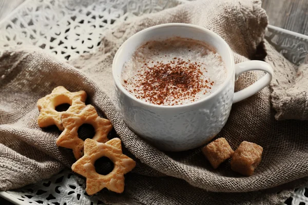 Tazza di cacao caldo con biscotti e noci su tovagliette di cotone — Foto Stock