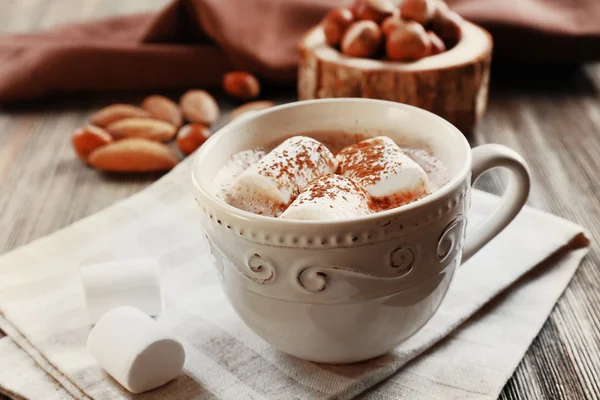 Secangkir coklat panas dengan marshmallow di serbet kapas, tutup — Stok Foto