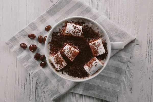 Tazza di cacao caldo con marshmallow su tovagliette di cotone, primo piano — Foto Stock
