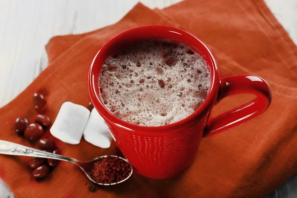 Xícara de cacau quente com marshmallow em serviette de algodão vermelho, close-up — Fotografia de Stock