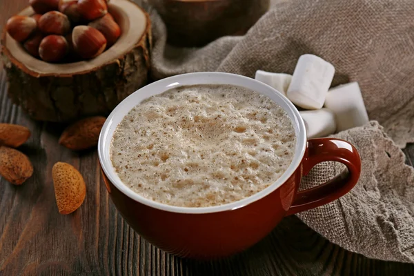 Tazza di cacao caldo con marshmallow sul tavolo di legno decorato, primo piano — Foto Stock