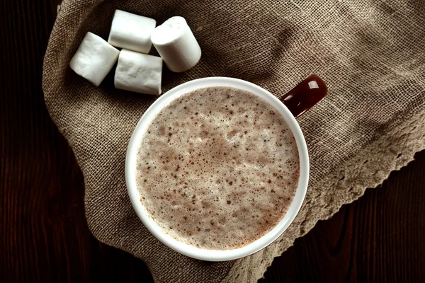 Xícara de cacau quente com marshmallow na mesa de madeira decorada, close-up — Fotografia de Stock