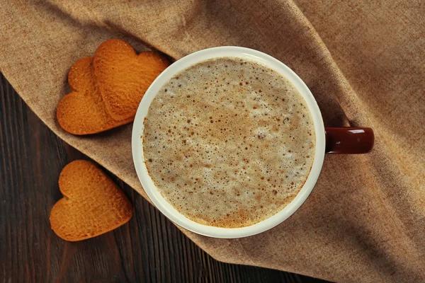 Copa de cacao caliente con galletas en forma de corazón en servilleta de algodón, de cerca —  Fotos de Stock