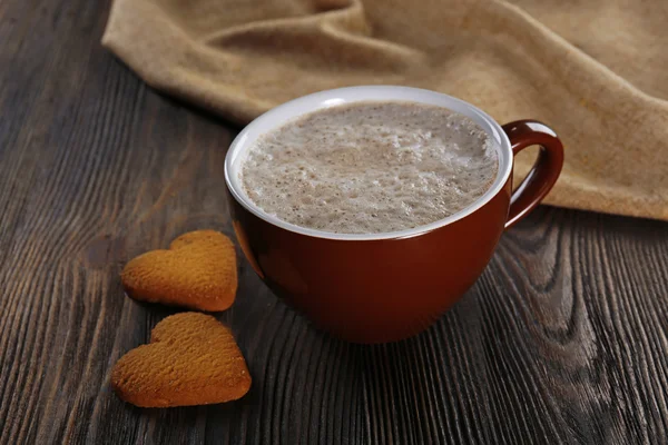 Tasse heißen Kakao mit herzförmigen Keksen auf Baumwollserviette, Nahaufnahme — Stockfoto