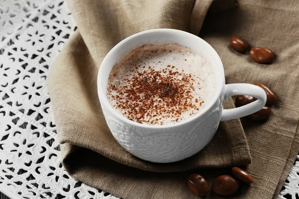 Tazza di cacao caldo con dolci sulle tovagliette di cotone — Foto Stock