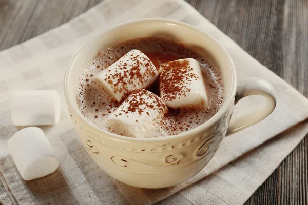 Cup of hot cacao with marshmallow on cotton serviette, close up — Stock Photo, Image