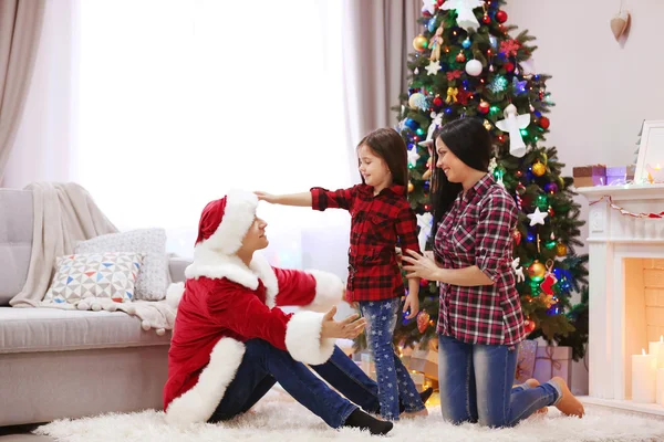 Šťastná rodina se bavit v zdobené vánoční pokoj — Stock fotografie