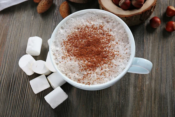 Cangkir coklat panas dengan marshmallow pada latar belakang kayu, menutup — Stok Foto