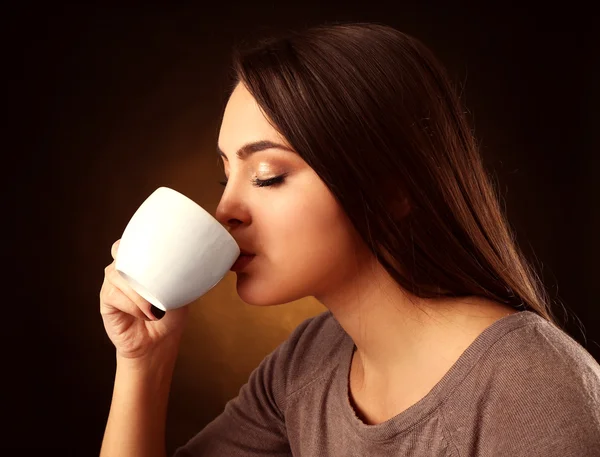 Portret van mooie vrouw drinken koffie, close-up — Stockfoto