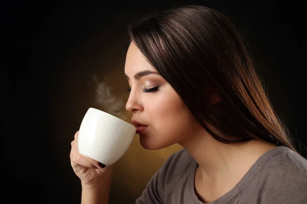 Πορτρέτο του όμορφη γυναίκα που πίνει καφέ, κοντινό πλάνο — Φωτογραφία Αρχείου