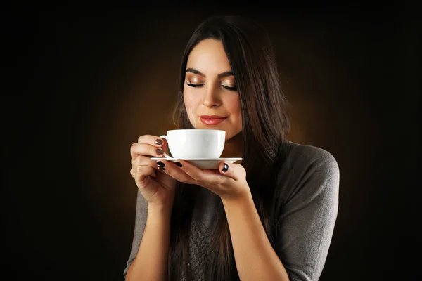 Portrét krásné ženy s šálkem kávy — Stock fotografie