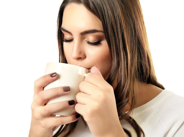 Retrato de mulher bonita com xícara de café isolado no fundo branco — Fotografia de Stock