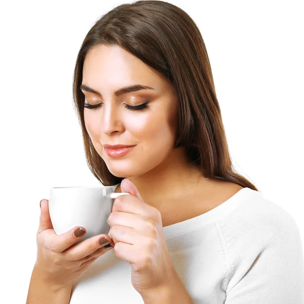 Ritratto di bella donna con tazza di caffè isolato su sfondo bianco — Foto Stock