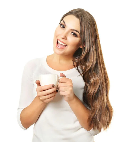 Mujer bonita joven posa con taza de café aislado sobre fondo blanco —  Fotos de Stock