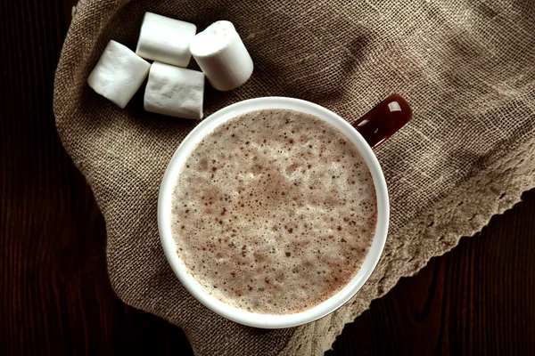 Чашка горячего какао с зефиром на украшенном деревянном столе, крупным планом — стоковое фото