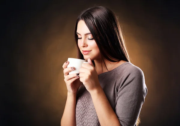 コーヒーのカップできれいな女性の肖像画 — ストック写真